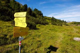 Gelbe Wegweiser in Berglandschaft