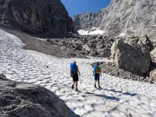 Wander*innen auf Schneefeld
