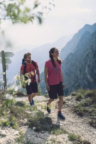 Zwei Menschen wandern auf Bergpfad