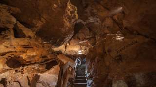 Blick in die gelb-braunen Wölbungen der Höhle.