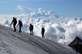 Bergsteigerinnen am Weissmies in den Walliser Alpen.