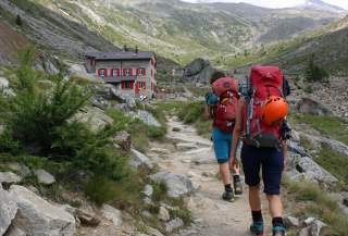 Zwei Bergsteigerinnen auf einem Wanderweg kurz vor der Almageller Alp