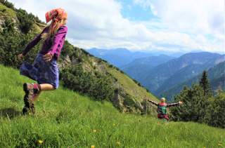Kind mit seiner Mutter beim Wandern in den Ammergauer Alpen