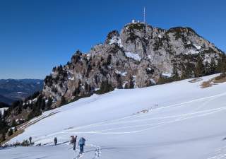 Schneeschuhgeher auf dem Anstieg zur Lacherspitze.