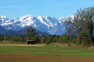 Blick vom Loisachtal zur Alpspitze.