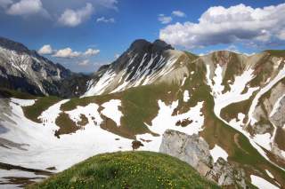 Altschneefelder an der Südseite des Wettersteingebirges.