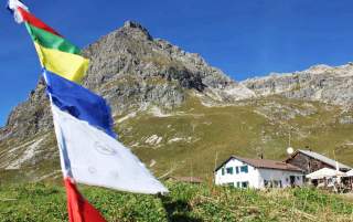Auf der Umrundung des Widderstein kommt man  gleichnamiger Hütte vorbei.