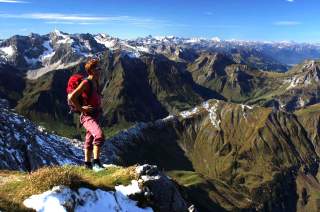 Bergsteigerin auf dem Großen Widderstein in den Allgäuer Hochaelpen.