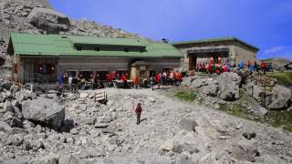 Am Beginn des Österreichischen Schneekars steht die Wiener Neustädter Hütte des Österreichischen Touristenklubs.