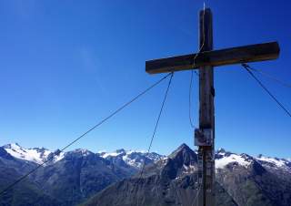 Gipfelkreuz, im Hintergrund Blick über die Alpen