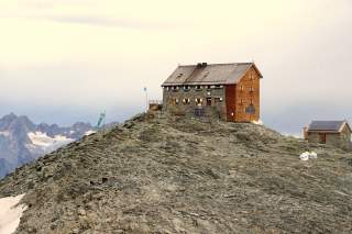 Hütte auf felsigem Berggipfel