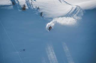 Skifahrer bei Abfahrt im freien Gelände