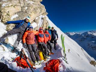 Gruppenfoto des Expedkaders am Berg