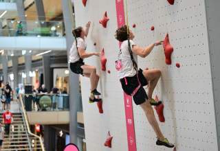 Zwei Speedkletterer springen die Kletterwand hinauf