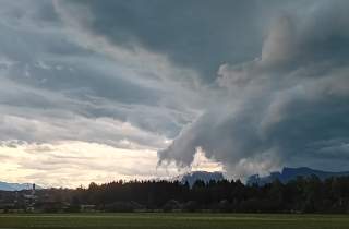 Wolkenstimmung bei Königsdorf mit Blick zum Blomberg.