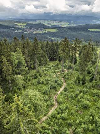 Luftaufnahme von zwei Menschen mit Mountainbikes auf Trail.