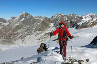 Bergsteigerin am Wütenkarsattel in den Stubaier Alpen.