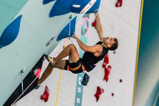 Yannick Flohé klettert an der Leadwand.