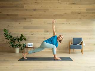 Frau macht Übung auf Yogamatte Frau macht Übung auf Yogamatte