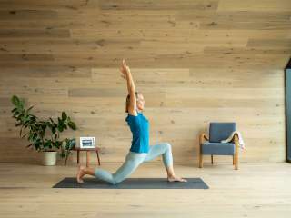 Frau macht Übung auf Yogamatte Frau macht Übung auf Yogamatte