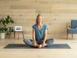 yoga-spuere-dich-selbst-dav-frischluftfilm-petra-zink.jpg Frau sitzt auf Yogamatte