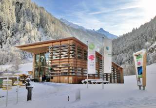 Naturparkhaus in Winterlandschaft