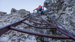 Bergsteigerin klettert über die Harakiri-Leiter der Route Eisenzeit