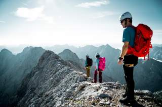 Drei Wandernde auf dem Jubiläumsgrat