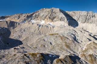 Zugspitzplatt - Von der Knorrhütte verläuft der Weg auf dem Moränenkamm nach links zum Zugspitzplatt
