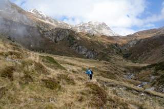 Zwei Frauen in der weiten Berglandschaft.