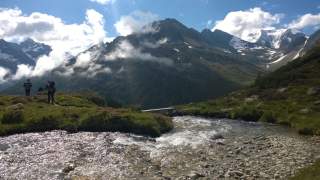 Wandergruppe nach der Überquerung eines Bergbachs