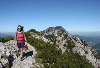 Bergwanderin bei der Überschreitung von Zwiesel und Hochstaufen.