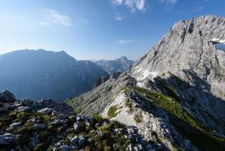 Blick über Berglandschaft bei blauem Himmel