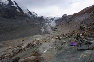 Unterhalb des Großglocknern stehen Tal Schilder, auf denen zu lesen ist, wie weit die Pasterze, ein Gletscher, früher reichte.