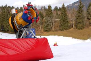 Schneekanone in grüner Umgebung