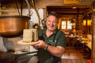 Hüttenwirt präsentiert selbstgemachten Käse