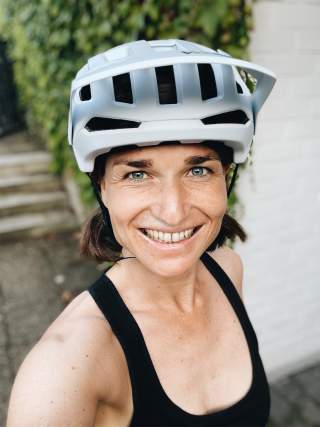 Portrait von Anna Weiß. Sie trägt einen Fahrradhelm. Portrait von Anna Weiß. Sie trägt einen Fahrradhelm.