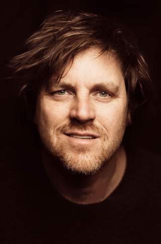 Stimmungsvolles Portrait von Wolfgang Ehn in dunklem Braunton