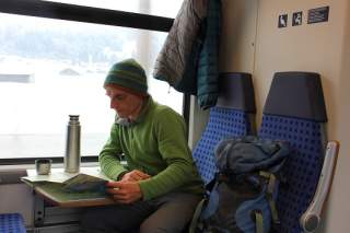 Mann mit Rucksack im Zug