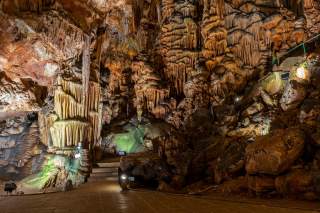 Beeindruckende Felsformationen in der Höhle Saeva Dupka. Foto: AdobeStock