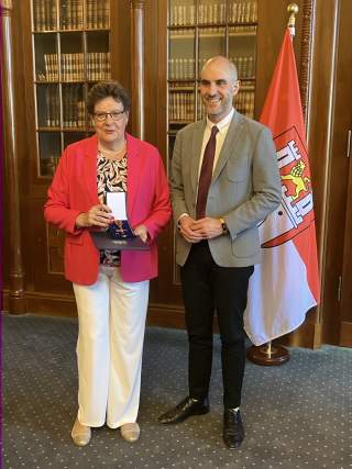 Barbara Ernst erhält Bundesverdienstkreuz von Belit Onsy, Oberbürgermeister der Stadt Hannover