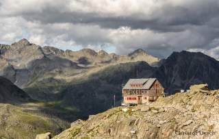 Barmer Hütte Frontansicht Wolken Christof Ursch-1200px