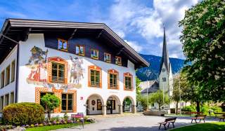 Dorfplatz mit Haus und Kirche