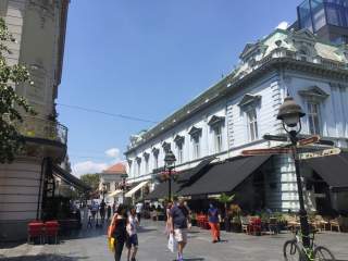 Fußgängerzone Belgrads bei schönem Wetter