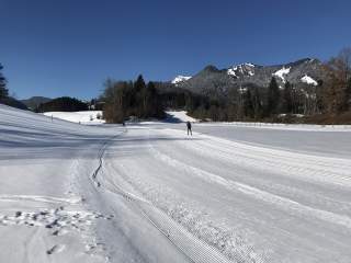 Das ehrenamtliche Team arbeitet Tourenvorschläge für die Zielregionen aus. Oder die Mitfahrer*innen planen ihren Bergtag selbst - zum Beispiel mit einer Langlauf-Runde in Lenggries. Foto: DAV Augsburg