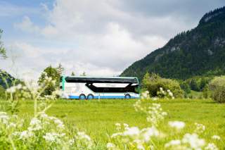 Bergbus fährt auf Landstraße