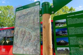 Informative Schilderbäume an den Haltestellen zwischen Bad Tölz und Eng. Foto: DAV/Tobias Hipp