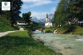 Bergsteigerdorf Ramsau: die Pfarrkirche vom Malerwinkl aus mit Bergbach Bergsteigerdorf Ramsau: die Pfarrkirche vom Malerwinkl aus mit Bergbach