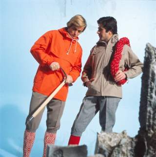 Historisches Foto zweier Männer mit Bergsportausrüstung