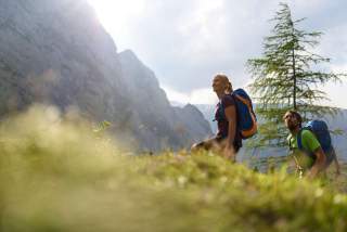 Frau und Mann wandern in den Berchtesgadener Alpen